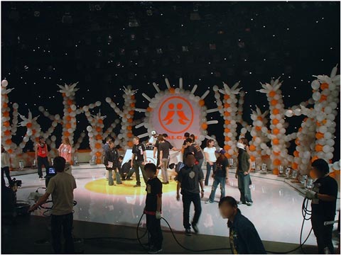 スタジオ舞台バルーンデコレーション｜現場施工例